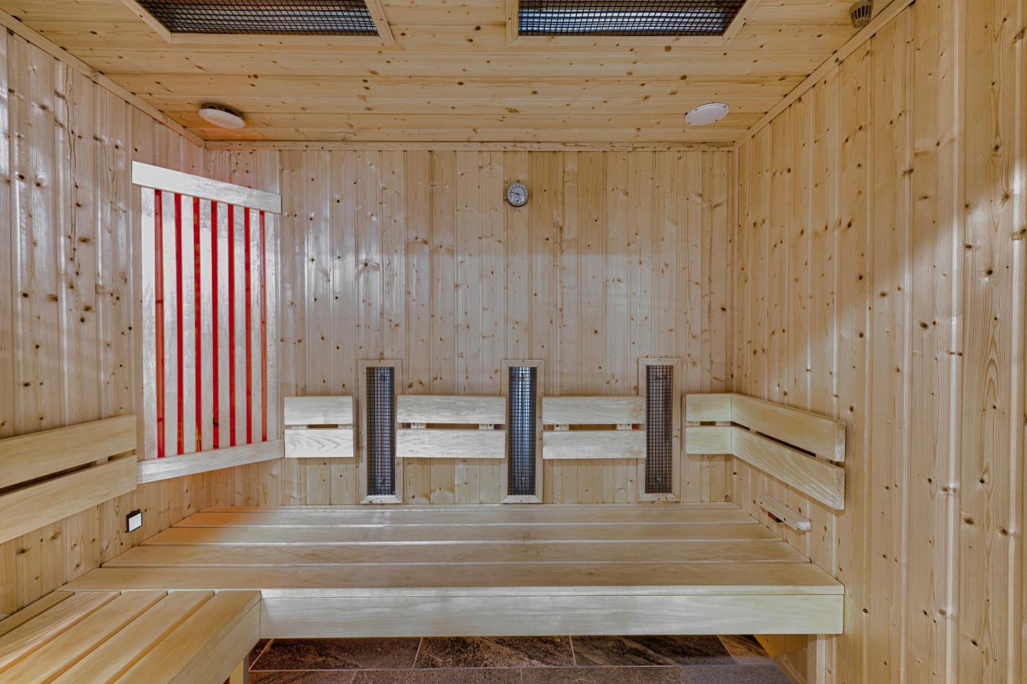 Typton Hotel&Spa Medzilaborce エクステリア 写真