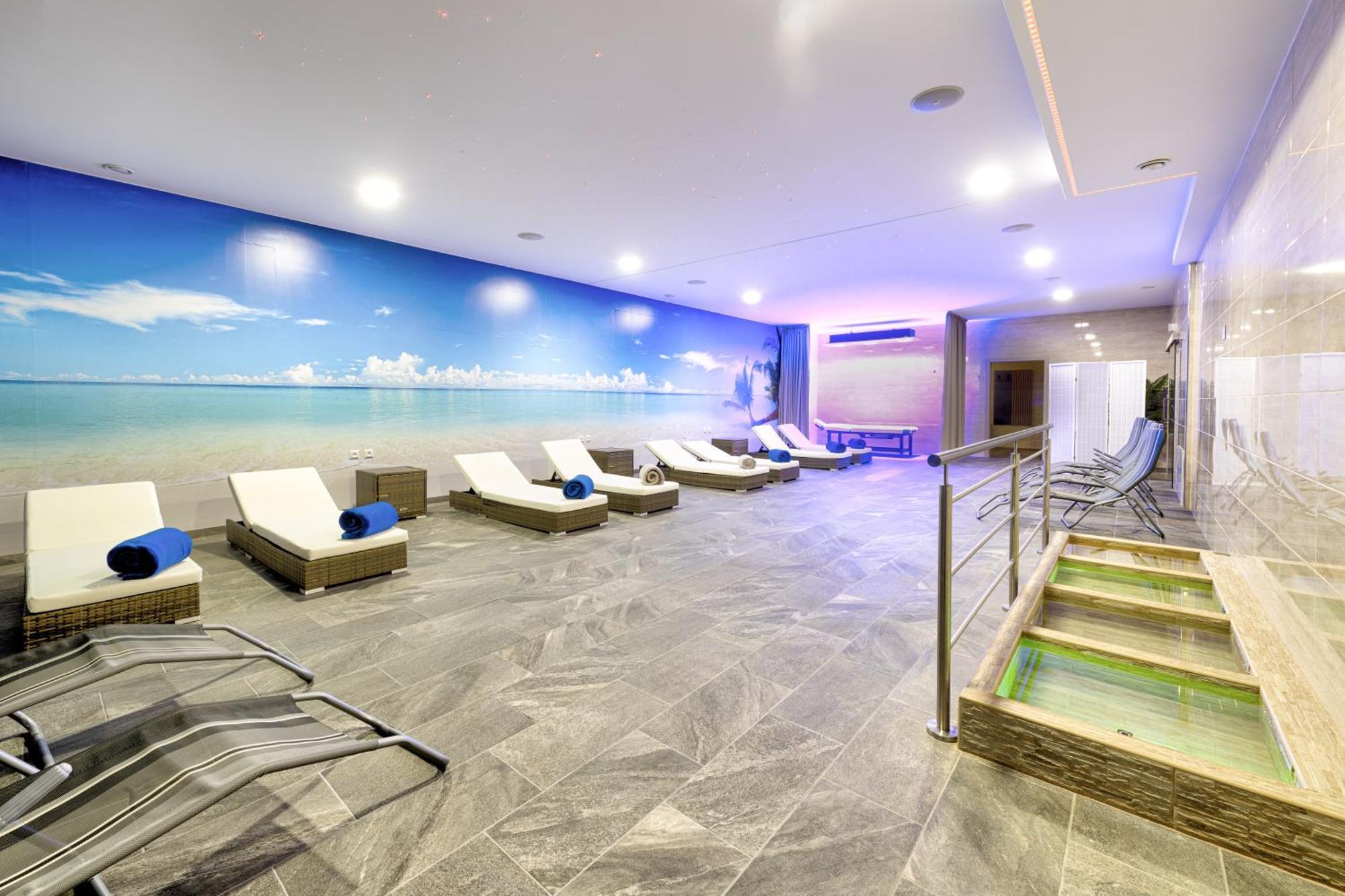 Typton Hotel&Spa Medzilaborce エクステリア 写真