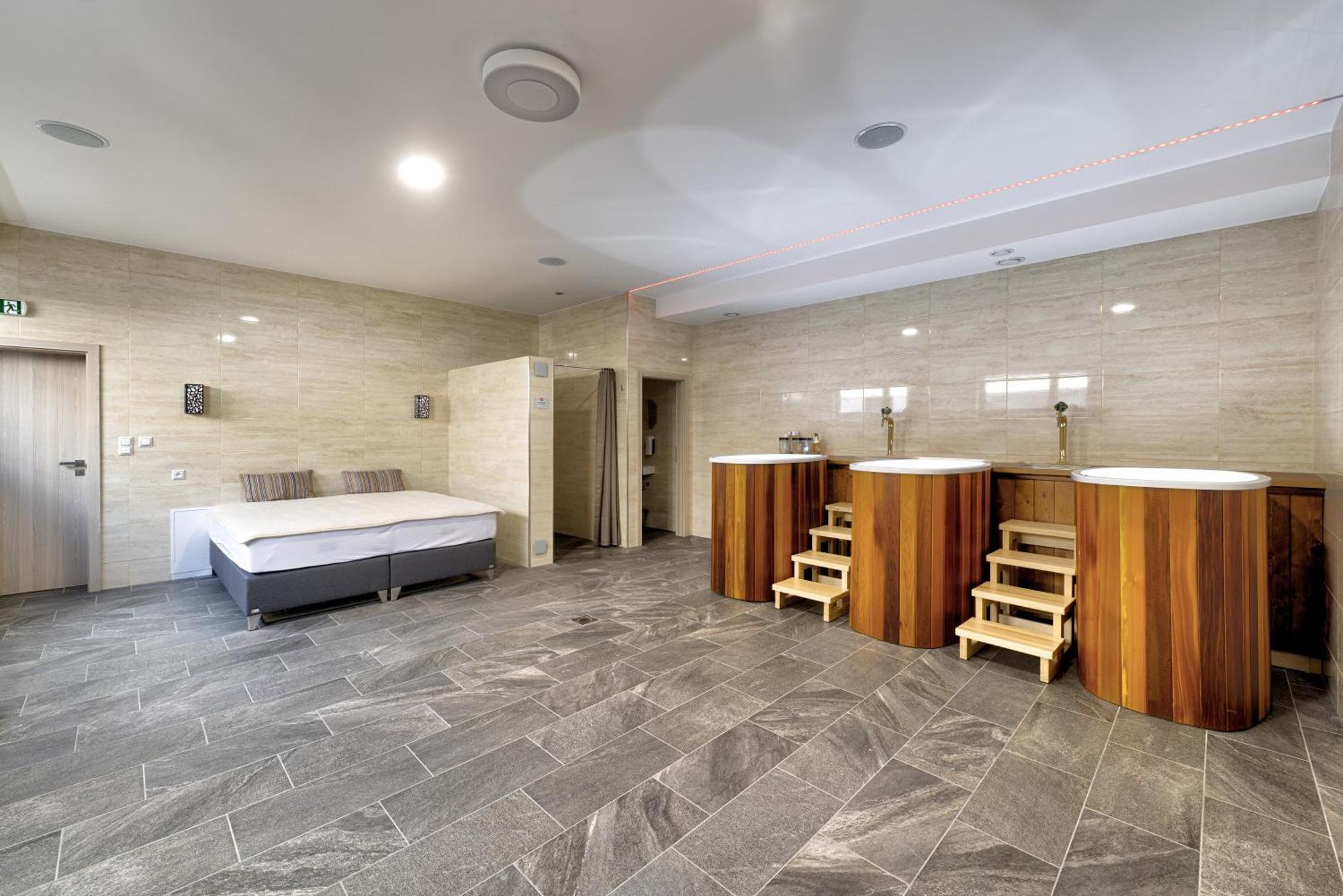 Typton Hotel&Spa Medzilaborce エクステリア 写真