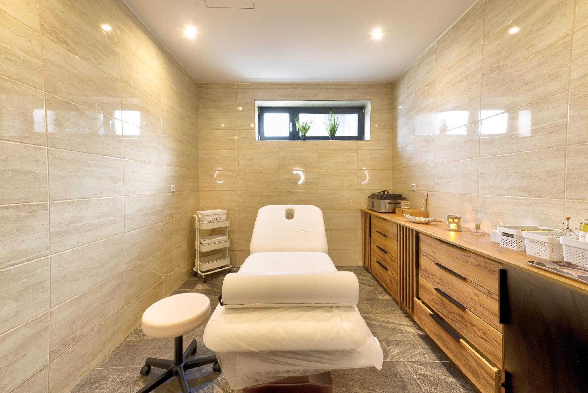 Typton Hotel&Spa Medzilaborce エクステリア 写真