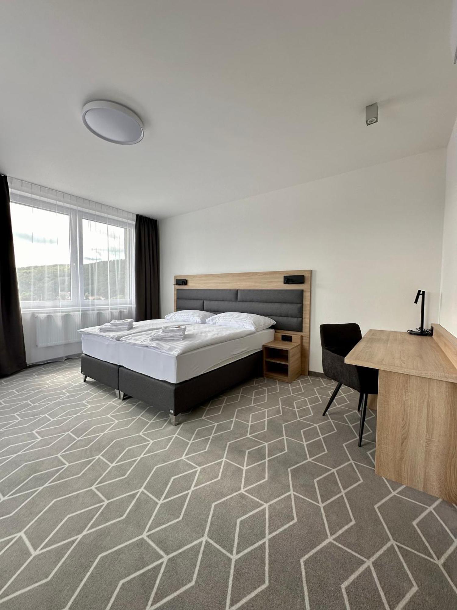 Typton Hotel&Spa Medzilaborce エクステリア 写真