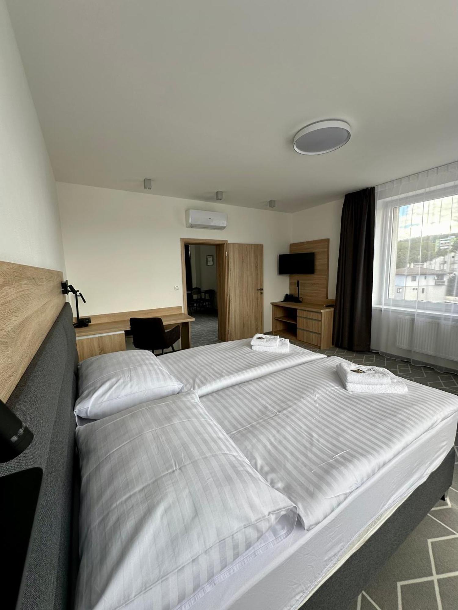 Typton Hotel&Spa Medzilaborce エクステリア 写真